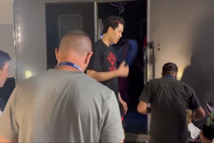 难道PS5是2K官方送的？🤗2K官方人员为杨瀚森做面捕