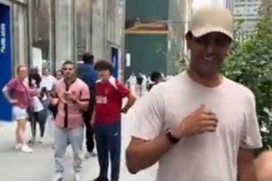 RMC：纳赛尔造访巴黎圣日耳曼纽约旗舰店，现场给球迷送决赛门票