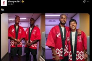 利物浦抵达东京参加友谊赛，日航向全队赠送日本传统服饰