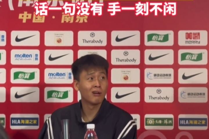 媒体评赵睿没话但手不闲 本人回应：我是不该出现在这世界上吗？