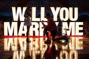 在初次相遇的地方求婚！哈利伯顿在母校球馆求婚成功！