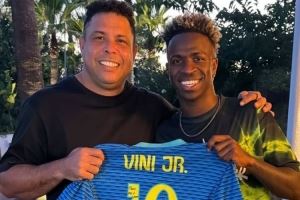 维尼修斯社媒晒同大罗合照，共同手持维尼修斯的巴西10号球衣