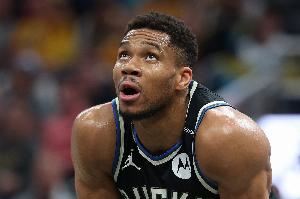 Shams：据我所知 有多支球队目前都在等待字母哥做决定