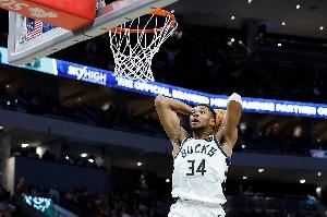 Shams：字母整个休赛期都在评估未来 仍不确定如何最适合自己争冠