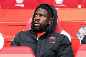 饱受膝伤折磨，队报：31岁乌姆蒂蒂正在考虑继续踢球还是退役