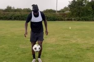 秀脚法！梅努休赛期自主训练，社媒晒花式颠球视频