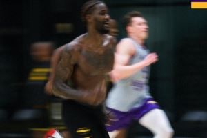 能量与努力！湖人晒训练照：艾顿&克内克特折返跑冲刺出现残影