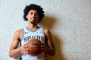 未来可期！马刺榜眼哈珀8中4&三分1中1贡献11分 另有8助攻2抢断