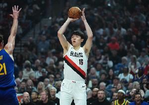 小杨上半场打了3分47秒得了2分 不妙的是竞争对手里斯发挥很不错