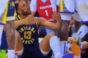 你抱怨啥?布拉德利撞翻库里被吹犯规送后者3+1 坐在地上喋喋不休