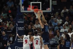  莫兰特突破分球 兰代尔接球强起双手隔扣斯图尔特