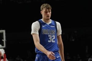  下半场4中0一分未得！弗拉格10中5&三分5中2拿到12分5篮板