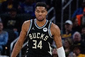  超过奥尼尔！记者：字母哥目前场均禁区拿23.3分 历史第一