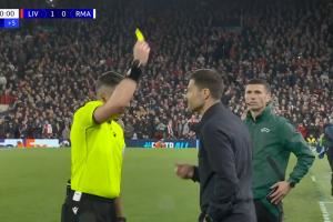  完场哨响前，阿隆索场边因抱怨判罚被出示黄牌