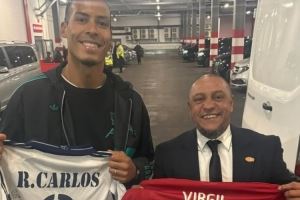  传奇同框！范戴克与卡洛斯互换球衣，两代顶级后卫惺惺相惜