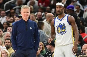  张佳玮：吉米退场勇士轮换乱了 球队缺副持球 科尔试阵进攻零碎