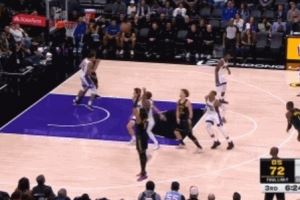  猛！理查德迎着防守人干拔 打进3+0&已砍22分大幅提升生涯新高