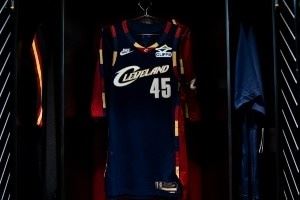  经典回归！骑士队今日主场比赛将上身的这款经典球衣！