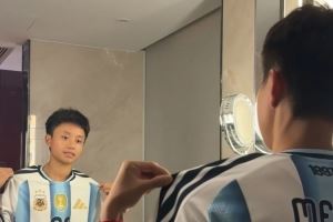  球王的小迷妹😍张琳艳社媒晒照，上身最新款阿根廷梅西10号球衣