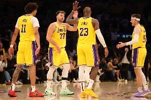  7胜2负！湖人新季已用7套首发 老詹一场未打 东里共同出战了4场