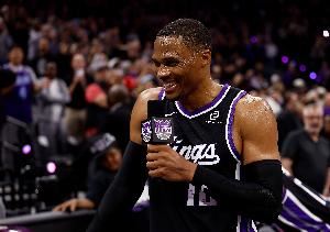  威少本赛季打首发场均19.3分9.8板6.8助 三项命中率53/50/89%