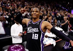  激情！蒙克快攻上篮打停勇士 威少鼓掌怒吼与场边球迷激情庆祝