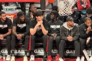  前线记者小傅：让球迷骄傲的一场胜利 再给杨瀚森一点时间