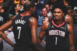  合砍39分14板12助3断！火箭官方赢球海报封面人物：杜兰特+阿门