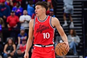  手感不佳！博格丹上半场5中1得到4分3板3助 三分3中0