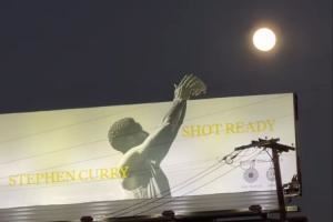  😍天才设计！库里LA广告牌火遍全美！美球迷：帅炸了兄弟！