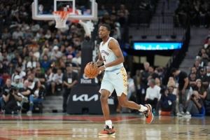  皮尔斯：马刺该交易福克斯 他每场打35分钟&影响年轻人发展