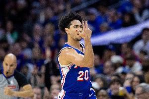  麦凯恩：佩戴护膝感觉就像在腿上又绑了一条腿 移动起来非常困难