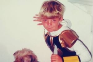  有几分像？晒儿时萌照，德赫亚社媒庆祝自己35岁生日