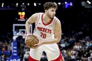  外线没谱！申京半场8中3拿到6分5助 三分3中0