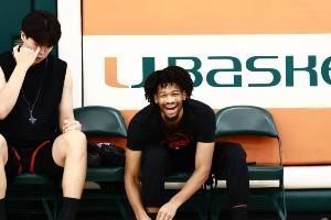  小杨下一场能上不？开拓者训练照：到处是杨瀚森 夏普&格兰特大笑