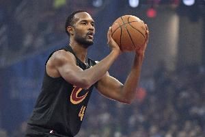  稀碎!公牛骑士第三节最后0.8秒4次罚球 特雷·琼斯与莫布里各两罚