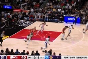  辣眼睛！范德比尔特无防守压力 离谱手滑丢球被打反击