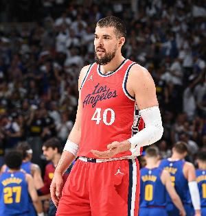  翻江倒海！祖巴茨自投自抢 连续拼下前场篮板补篮得手