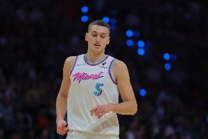  鲍威尔：我一直鼓励约维奇保持积极心态 别纠结于失误