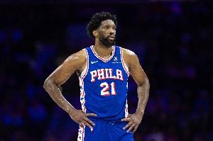 写意！恩比德大胆脑后横传 贾斯汀·爱德华兹幸不辱命三分穿针