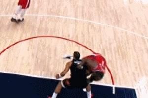  裁判没表示！哈登被狄龙顶到腹部 双方爆发口角被拉开！