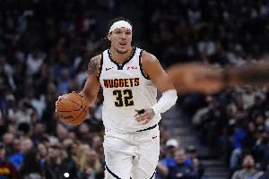  抢戏！内史密斯抢板被犯规平拍倒地 休战戈登场下抱怨吃T