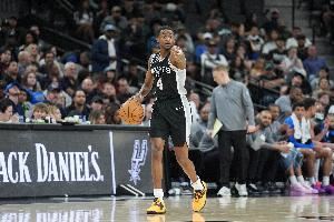  状态上佳！福克斯复出首秀14中9砍24分 关键时刻连得4分定胜局