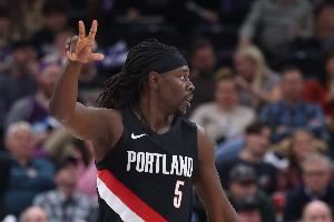  挺全面但手感一般！霍勒迪19中6砍下18分9篮板12助攻4抢断