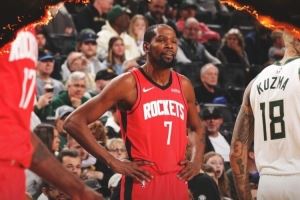  15中11砍31分7助！火箭赢球海报：杜兰特叉腰登上封面