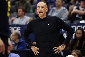  球迷扎心了！国王4连败一共输了105分 且都是在主场