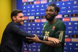  法里埃德面对皇马拿下16分8板！赛后与掘金前队友费尔南德斯碰面