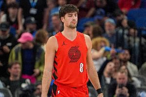  失误略多！阿夫迪亚15中7&罚球7中6拿到22分10板4助 有7次失误