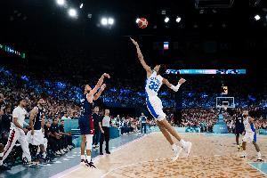  梦回巴黎！库里撤步超高弧度三分越过文班指尖！