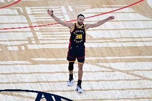  史上仅两人37岁以上还能连续两场砍45+：乔丹、库里